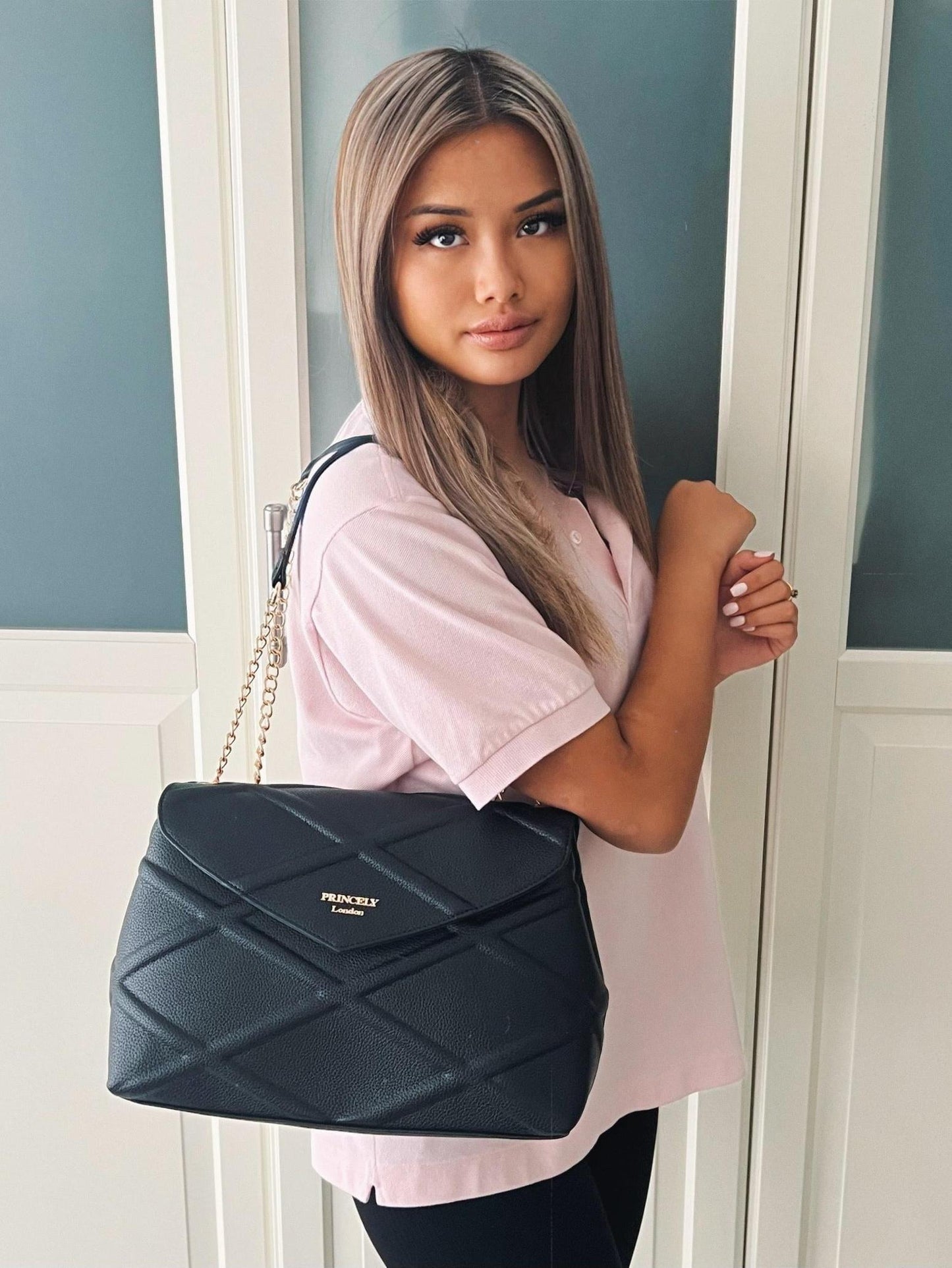 Schultertasche "Chaunhi" schwarz